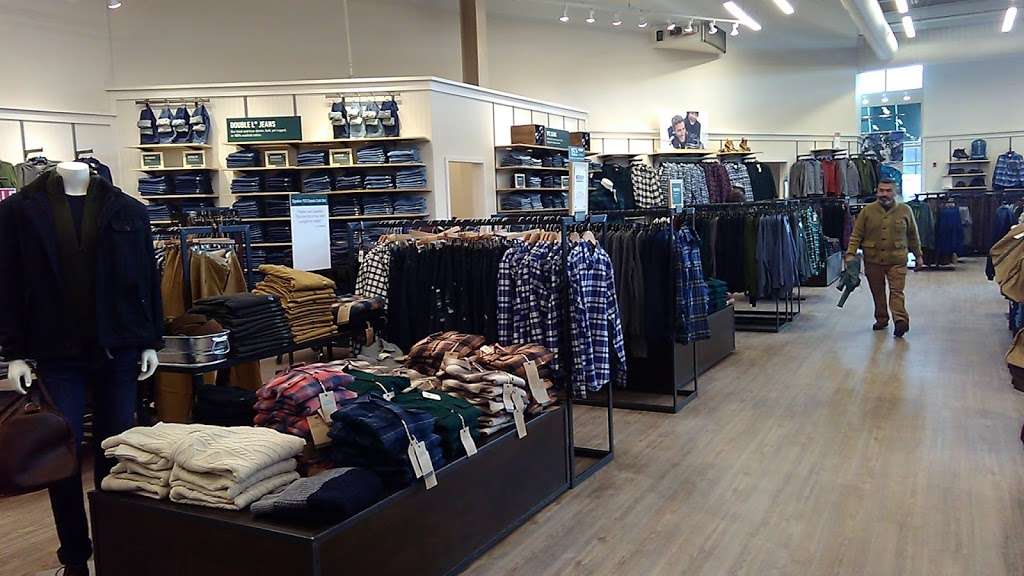 L.L. Bean | 3301 Center Valley Pkwy, Center Valley, PA 18034, USA | Phone: (610) 798-4400