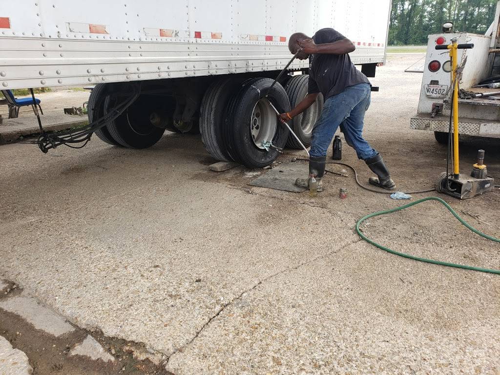 Shelly Moore Truck Tire Services | 3333 I-10, Port Allen, LA 70767, USA | Phone: (225) 355-2829