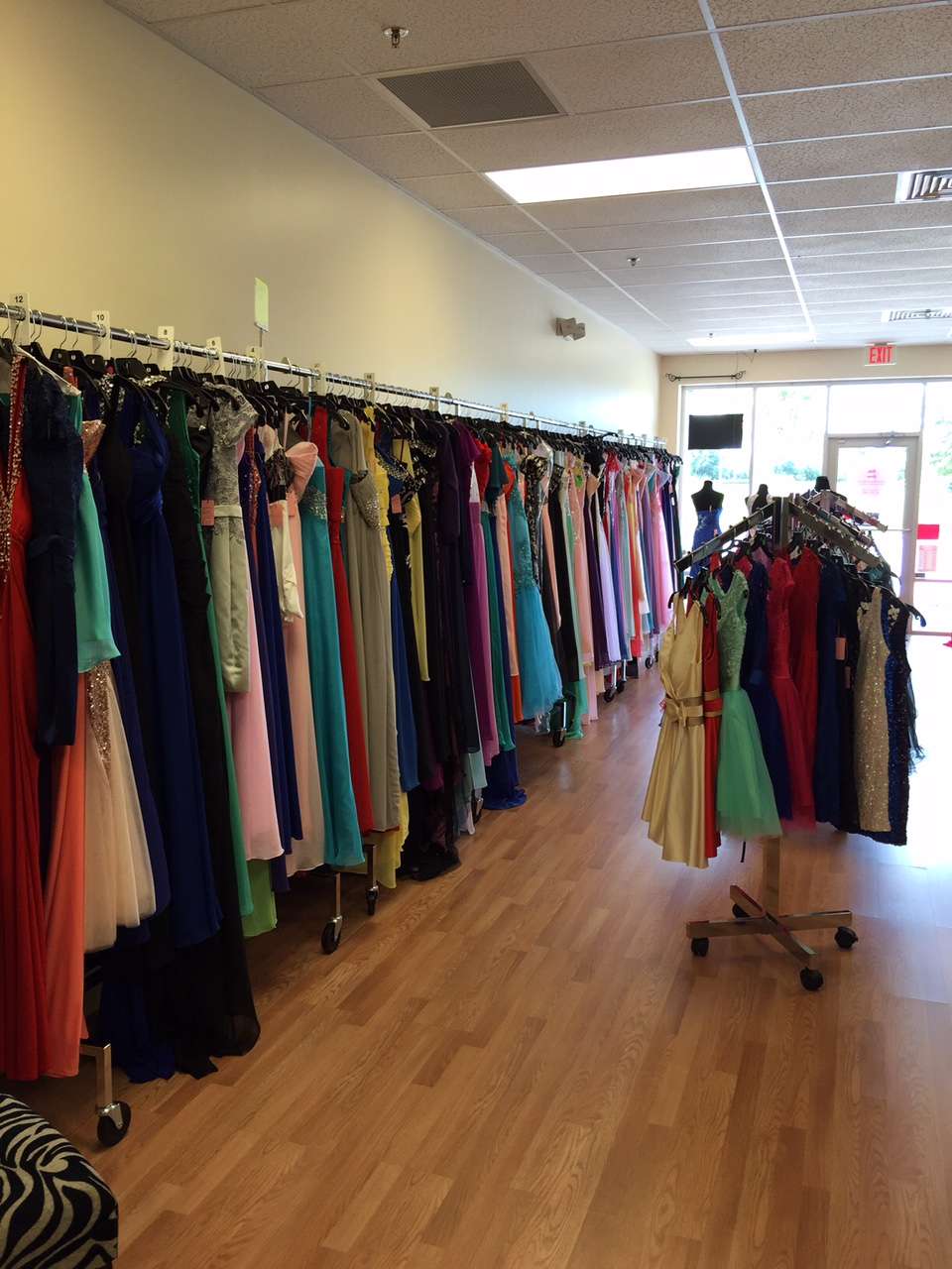 Bella Gowns & Tuxedos | 3352 Canoe Creek Rd, St Cloud, FL 34772, USA | Phone: (321) 251-2866