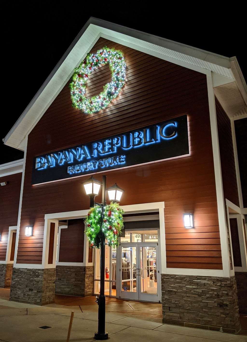 Banana Republic Factory Store | 80 Premium Outlets Blvd SUITE #499, Merrimack, NH 03054, USA | Phone: (603) 424-6168