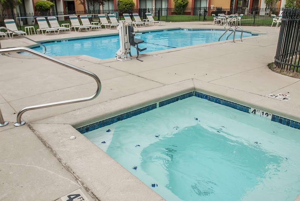 Quality Inn & Suites | 1051 N Cambridge Ave, Kansas City, MO 64120, USA | Phone: (816) 483-7900