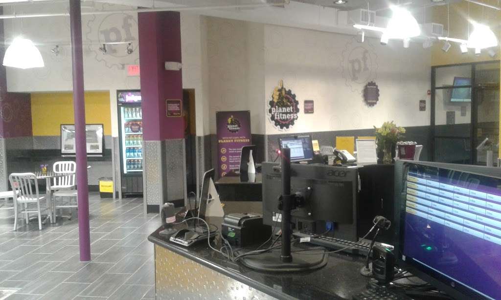 Planet Fitness | 21800 Towncenter Plaza, Sterling, VA 20164, USA | Phone: (703) 444-2022