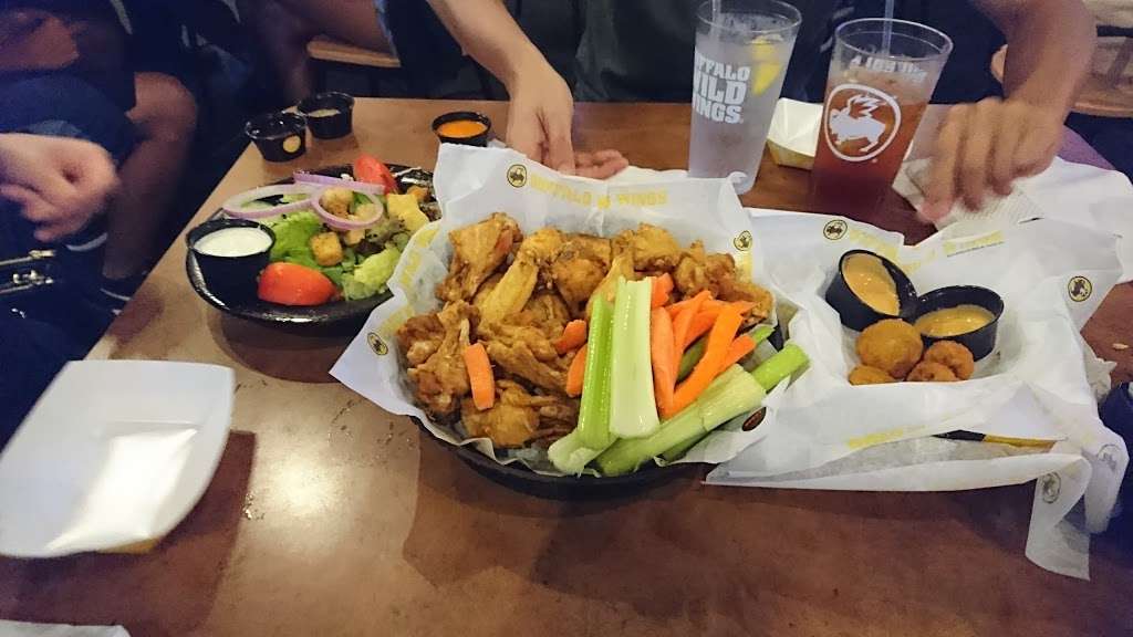 Buffalo Wild Wings | 470 Harmon Meadow Blvd, Secaucus, NJ 07094, USA | Phone: (201) 348-0824