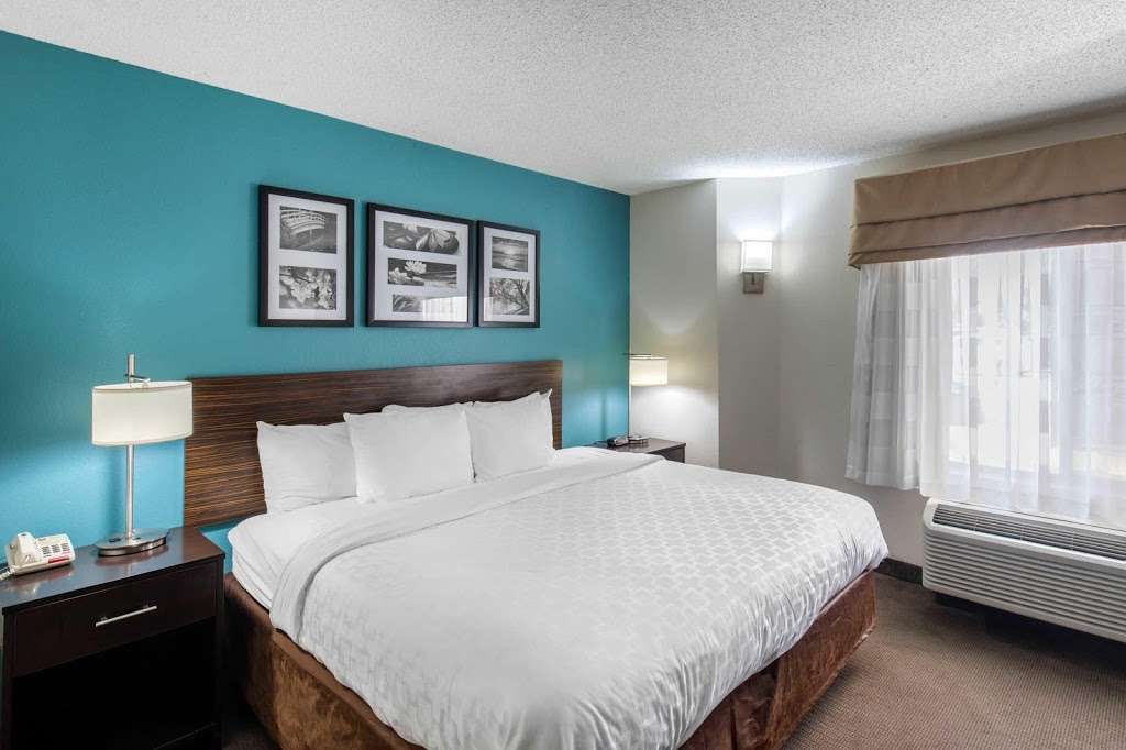 Clarion Inn & Suites Dfw North | 4770 Plaza Dr, Irving, TX 75063, USA | Phone: (972) 929-8888