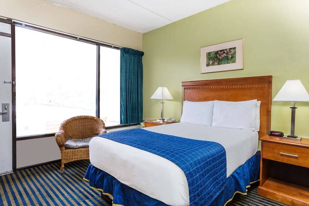 Days Inn by Wyndham Virginia Beach At The Beach | 1000 Atlantic Ave, Virginia Beach, VA 23451, USA | Phone: (757) 428-6141