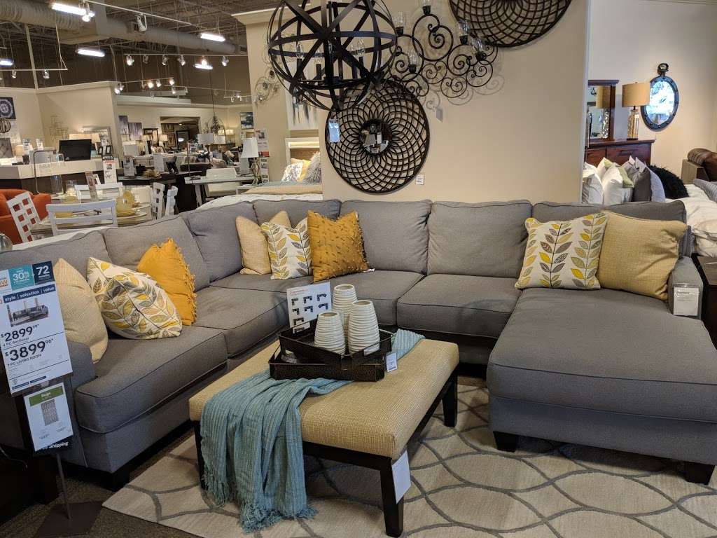 Ashley HomeStore | 829 N Alafaya Trail, Waterford Lakes Pkwy, Orlando, FL 32828, USA | Phone: (407) 382-1505