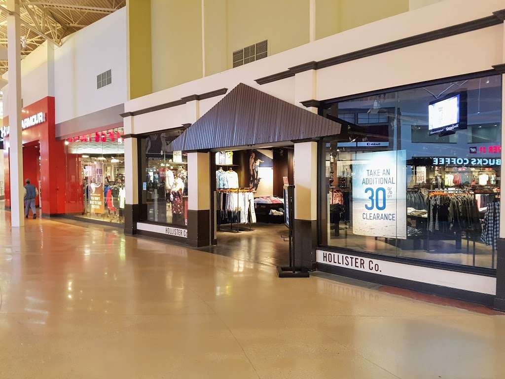 Hollister Co. Outlet | 3000 Grapevine Mills Pkwy, Grapevine, TX 76051, USA | Phone: (972) 874-2200