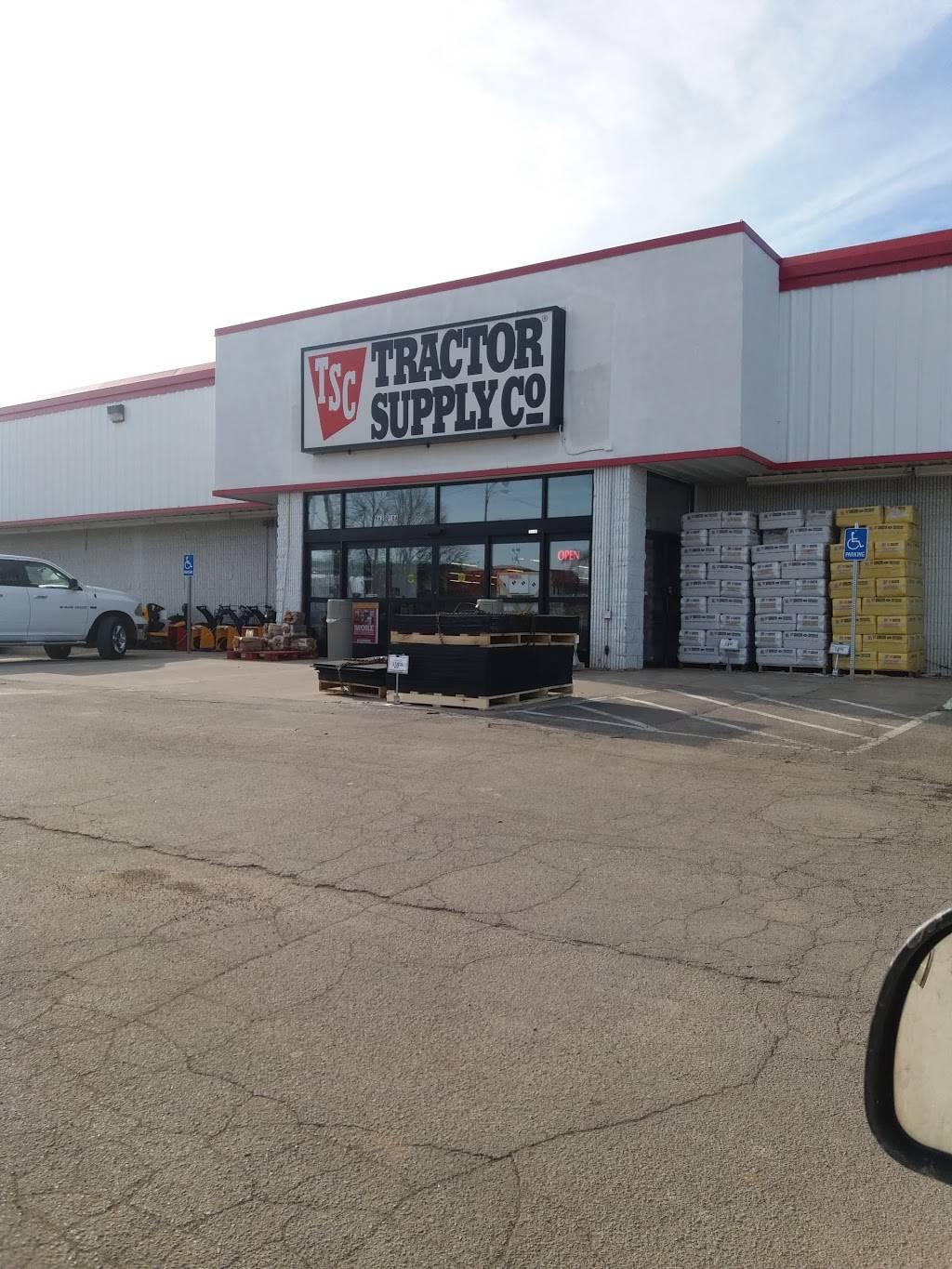 Tractor Supply Co. | 9630 Ida St, Omaha, NE 68122, USA | Phone: (402) 571-2575