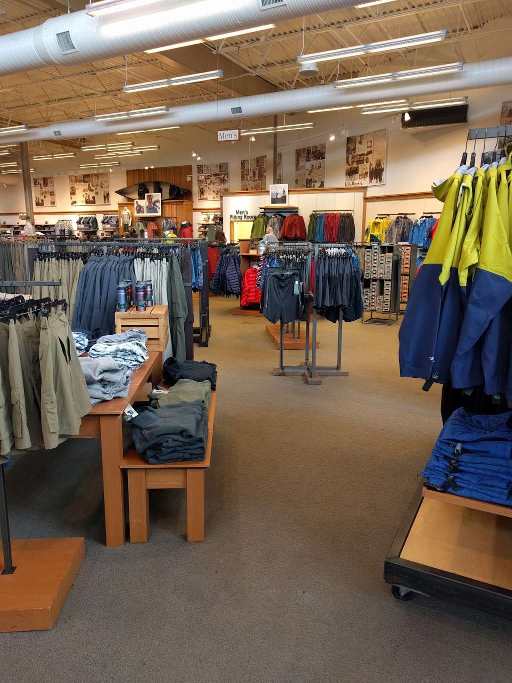 L.L. Bean | 3301 Center Valley Pkwy, Center Valley, PA 18034, USA | Phone: (610) 798-4400