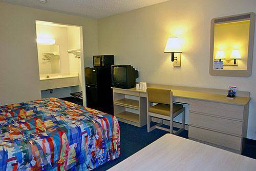 Motel 6 Oakland, CA - Embarcadero | 1801 Embarcadero, Oakland, CA 94606, USA | Phone: (510) 436-0103