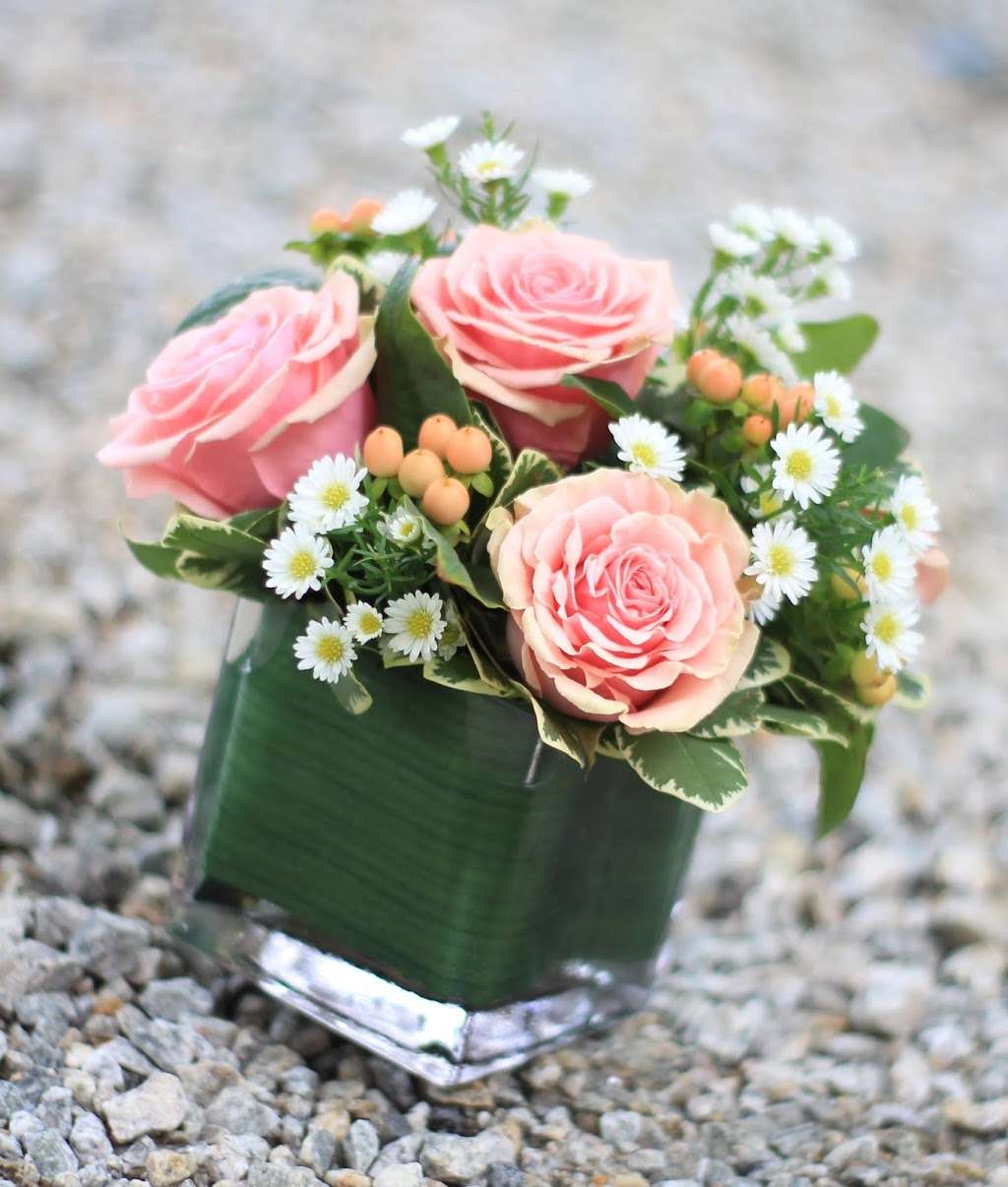 Lucilles Floral Designs | 111 S Main St, Uxbridge, MA 01569, USA | Phone: (508) 278-6909