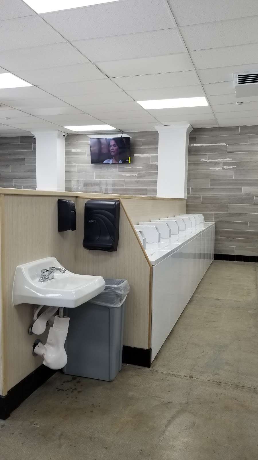 P Laundromat | 3252 W Lincoln Ave, Anaheim, CA 92801, USA | Phone: (714) 248-6561