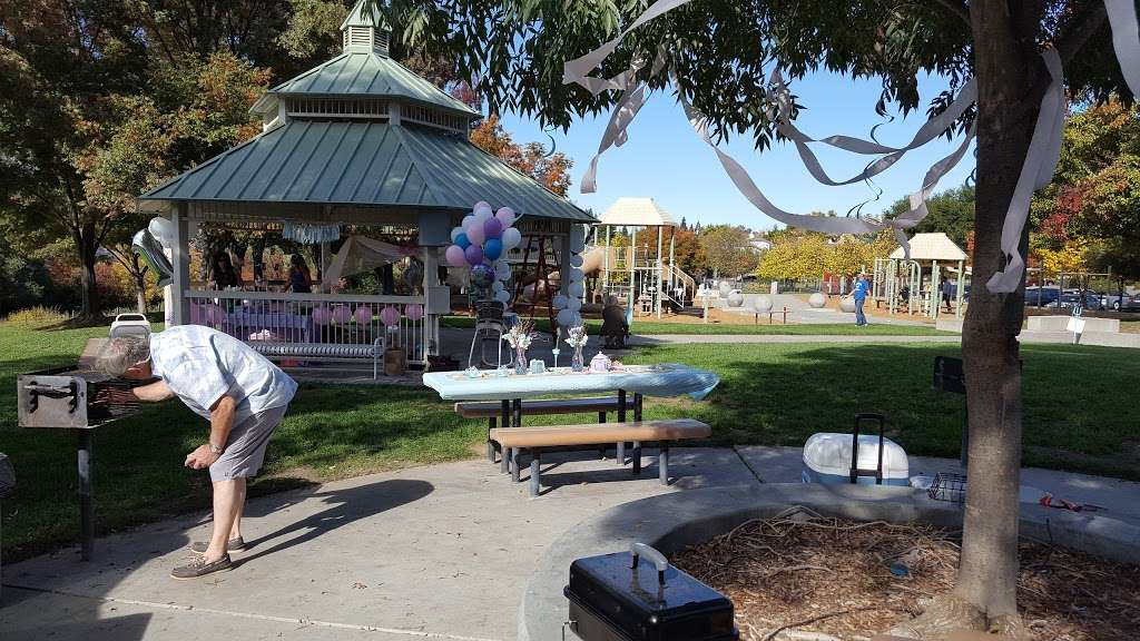 Livorna Park | Livorna Rd & Miranda Avenue, Alamo, CA 94507, USA | Phone: (925) 313-2170