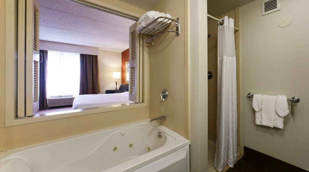 Hilton Garden Inn Secaucus/Meadowlands | East Service Road, 875 NJ-3, Secaucus, NJ 07094, USA | Phone: (201) 864-1400