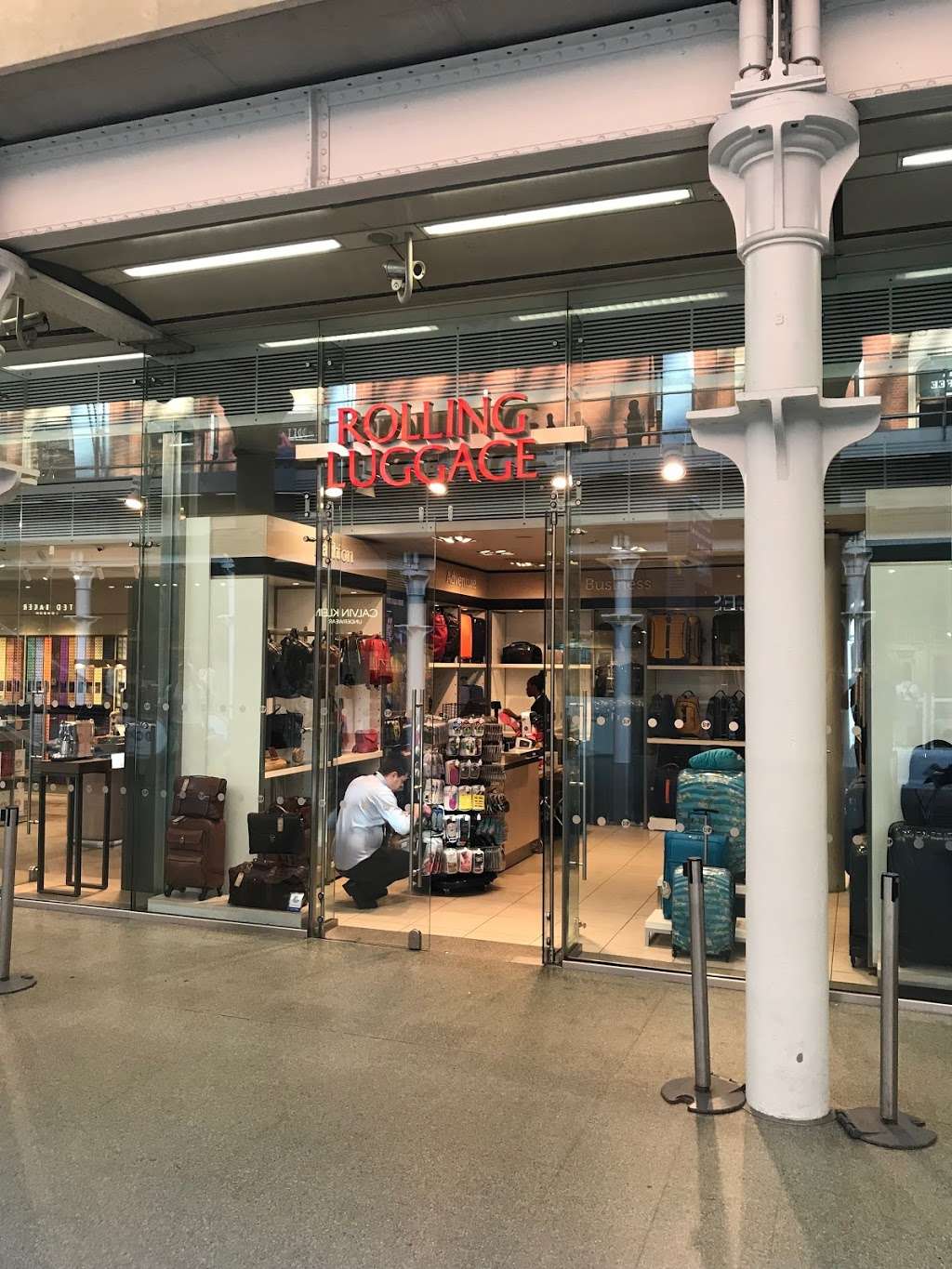 Rolling Luggage Station Saint Pancras | 36, St Pancras International, Pancras Rd, Kings Cross, London N1C 4QP, UK | Phone: 020 7833 4625