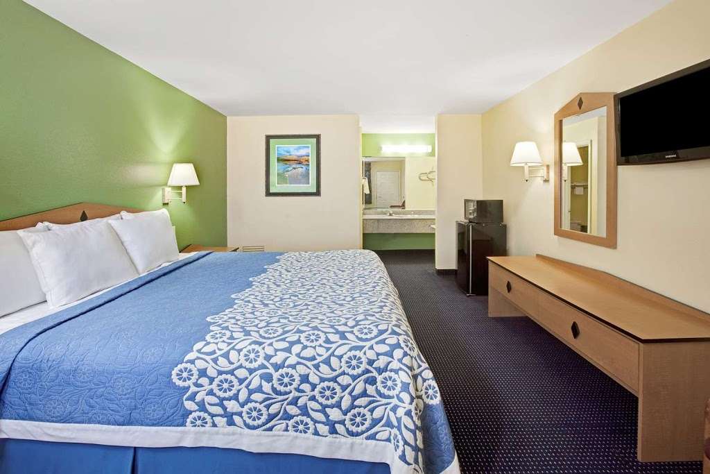 Days Inn by Wyndham Baytown Garth Road I10 East | 5021 East Fwy, Baytown, TX 77521, USA | Phone: (281) 839-2107