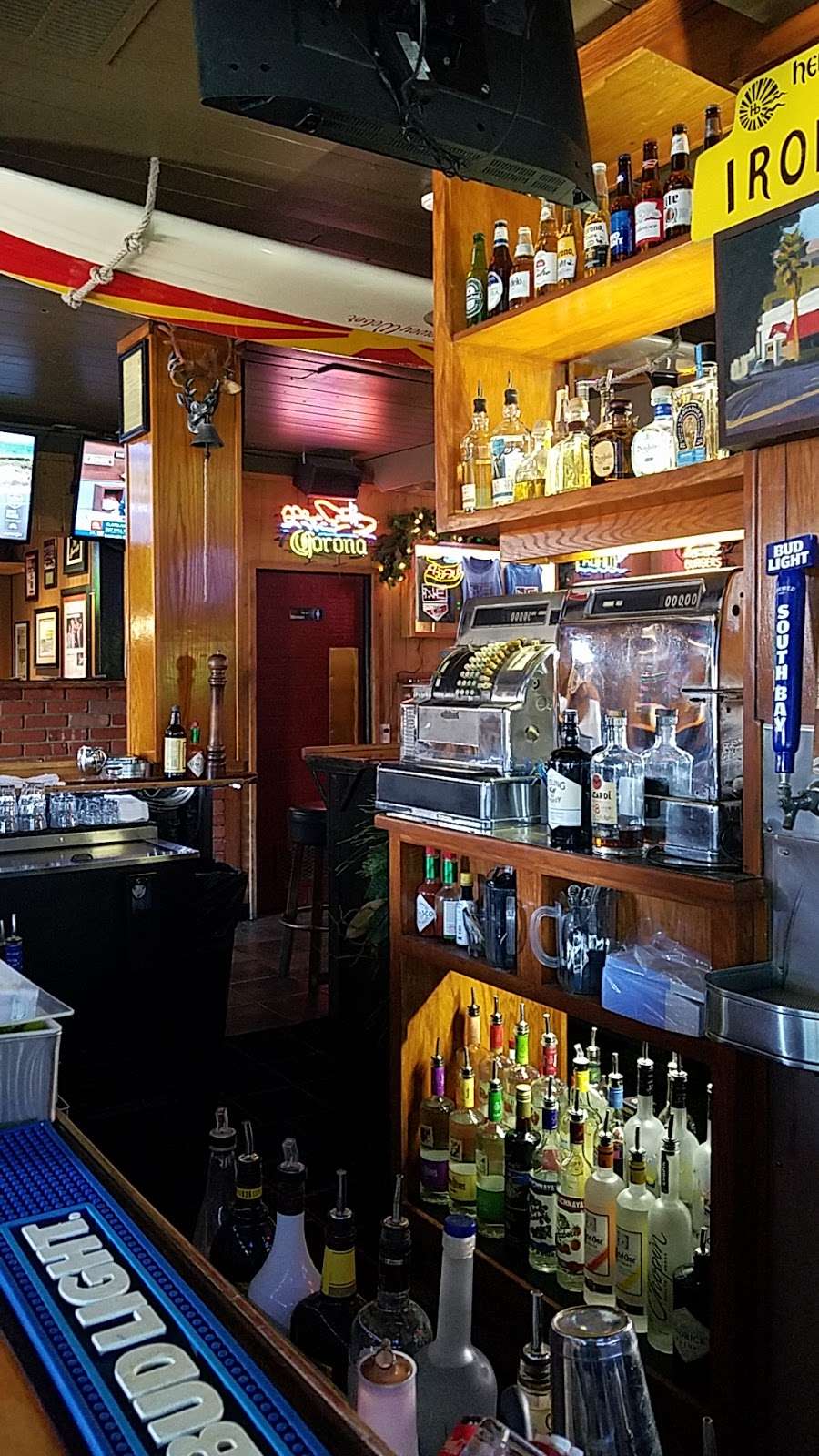 North End Bar & Grill | 2626 Hermosa Ave, Hermosa Beach, CA 90254, USA | Phone: (310) 379-5379