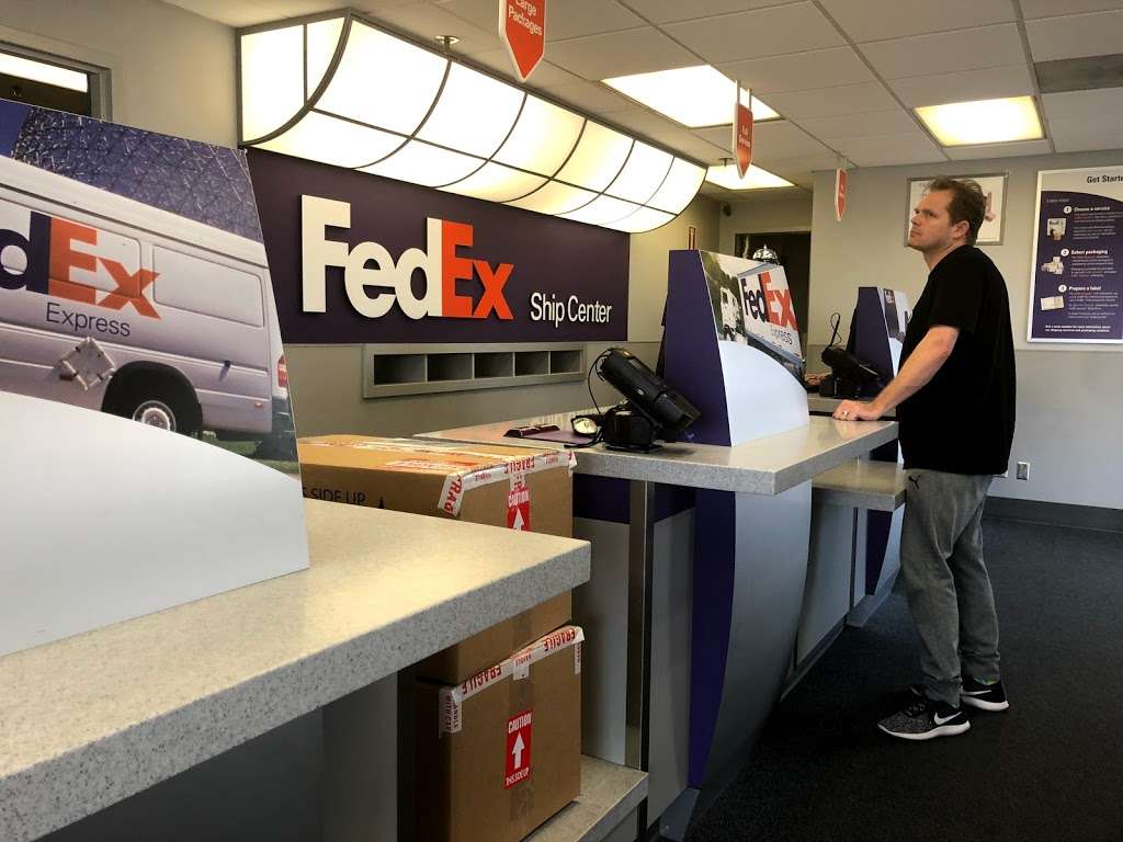 FedEx Ship Center | 2963 N Airfield Dr, Dallas, TX 75261, USA | Phone: (800) 463-3339