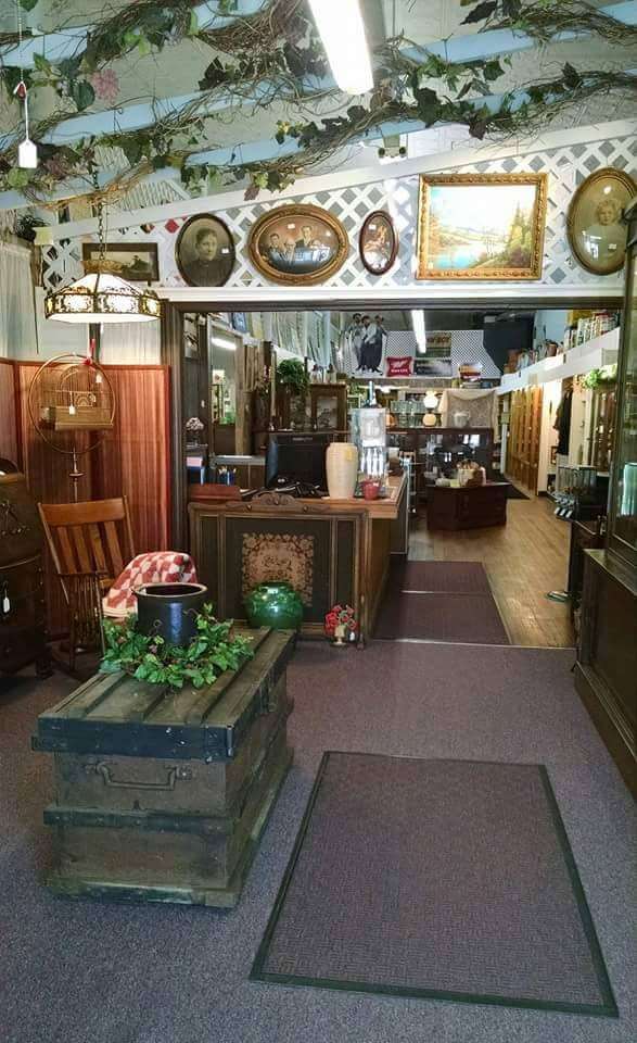 Glass Cupboard Antique Mall | 115 E Main St, Knightstown, IN 46148, USA | Phone: (765) 345-7572