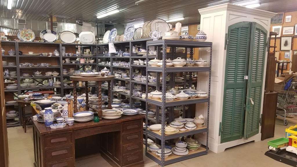 East Fork Mall - Antiques & Collectibles | 613A Highway 80 East, Sunnyvale, TX 75182, USA | Phone: (972) 226-2704