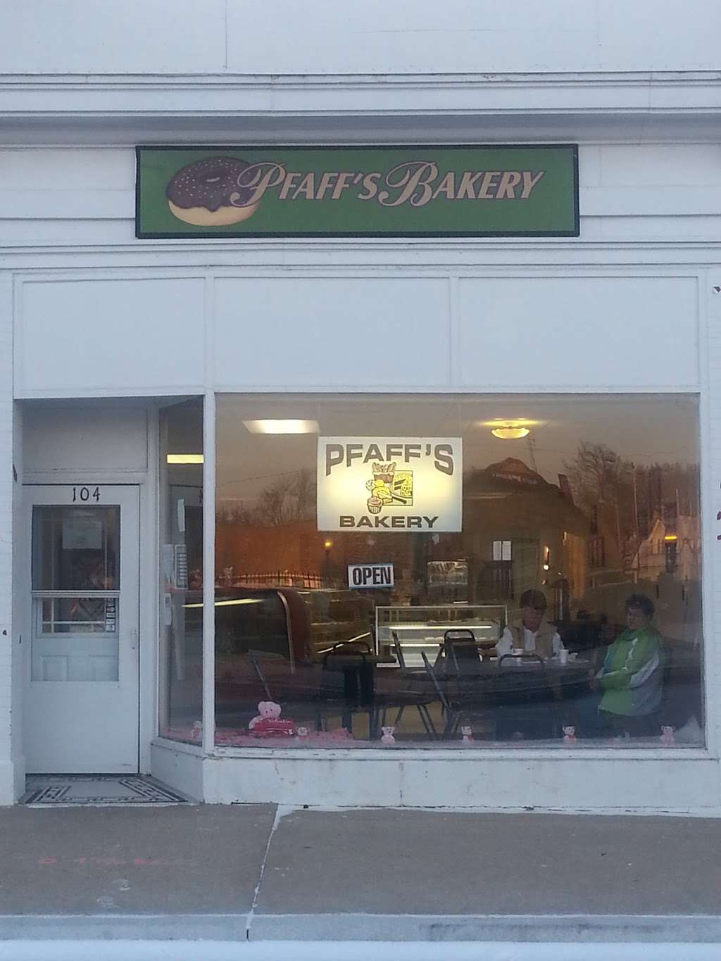 Dwight Pfaffs Bakery | 104 E Main St, Dwight, IL 60420, USA | Phone: (815) 584-5100