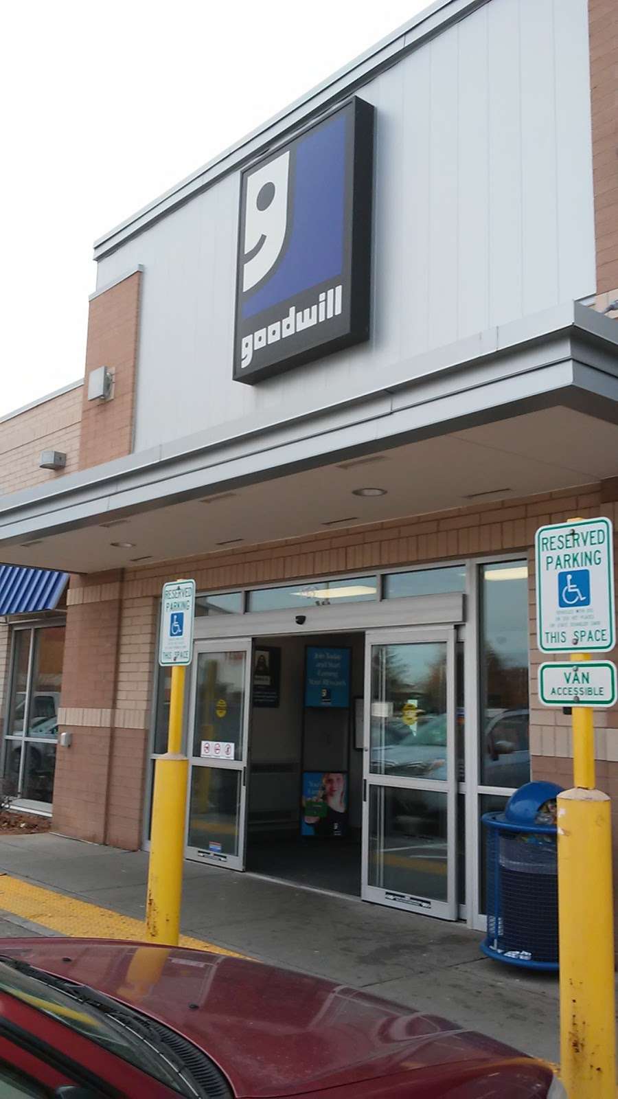 Goodwill Store & Donation Center | 153 W Oklahoma Ave, Milwaukee, WI 53207, USA | Phone: (414) 744-6014