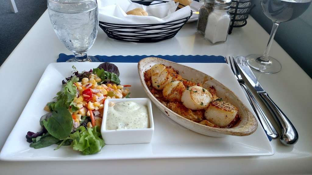 Zahnisers Dry Dock Restaurant | 251 C St, Solomons, MD 20688, USA | Phone: (410) 326-4817