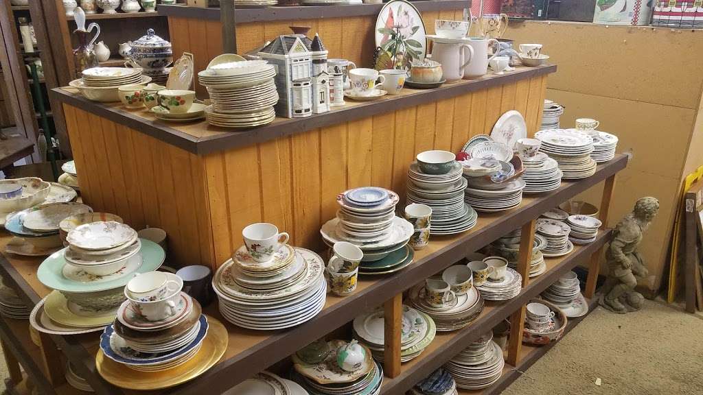 East Fork Mall - Antiques & Collectibles | 613A Highway 80 East, Sunnyvale, TX 75182, USA | Phone: (972) 226-2704