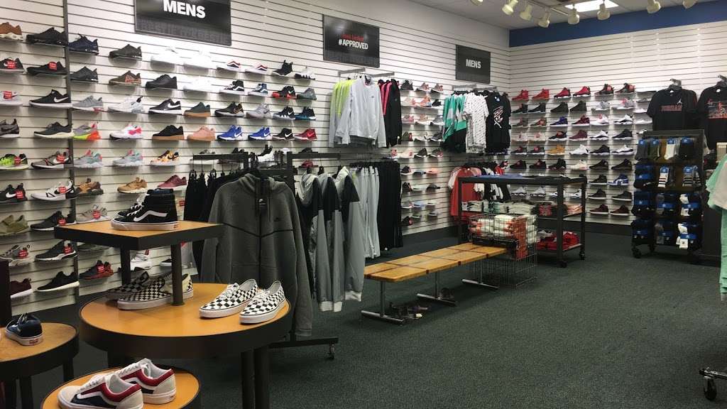 Foot Locker | 3921 Broadway Blvd Suite B, Garland, TX 75043, USA | Phone: (972) 271-1880