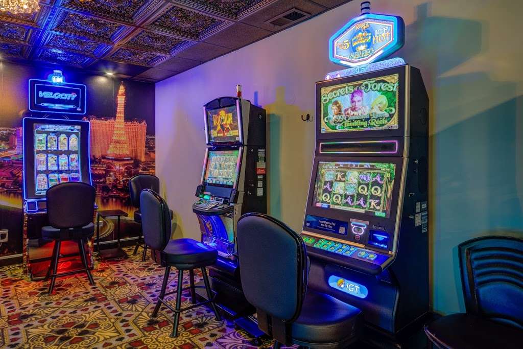 Lucky Slot Lounge | 8695 South Archer Ave, Willow Springs, IL 60480, USA | Phone: (708) 330-5447