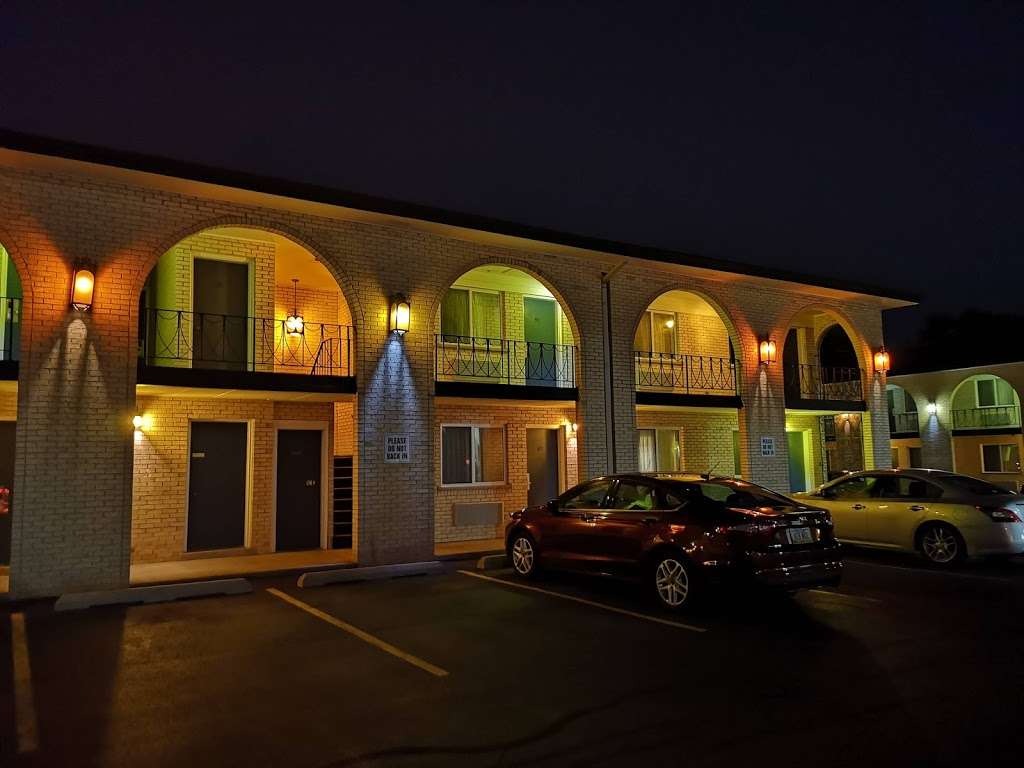 Stardust Motel | 890 E Ogden Ave, Naperville, IL 60563, USA | Phone: (630) 355-3467