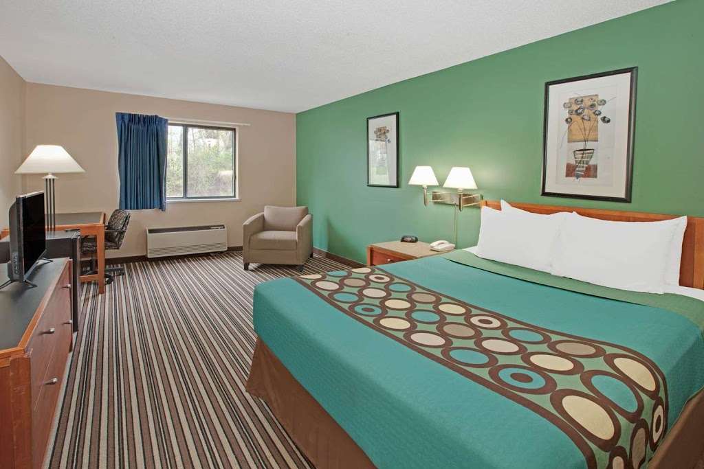 Super 8 by Wyndham Richmond | 11200 US-12, Richmond, IL 60071, USA | Phone: (815) 217-2392