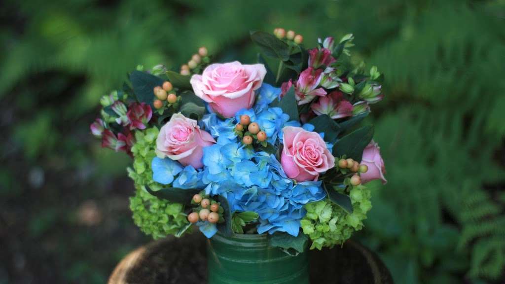 Lucilles Floral Designs | 111 S Main St, Uxbridge, MA 01569, USA | Phone: (508) 278-6909