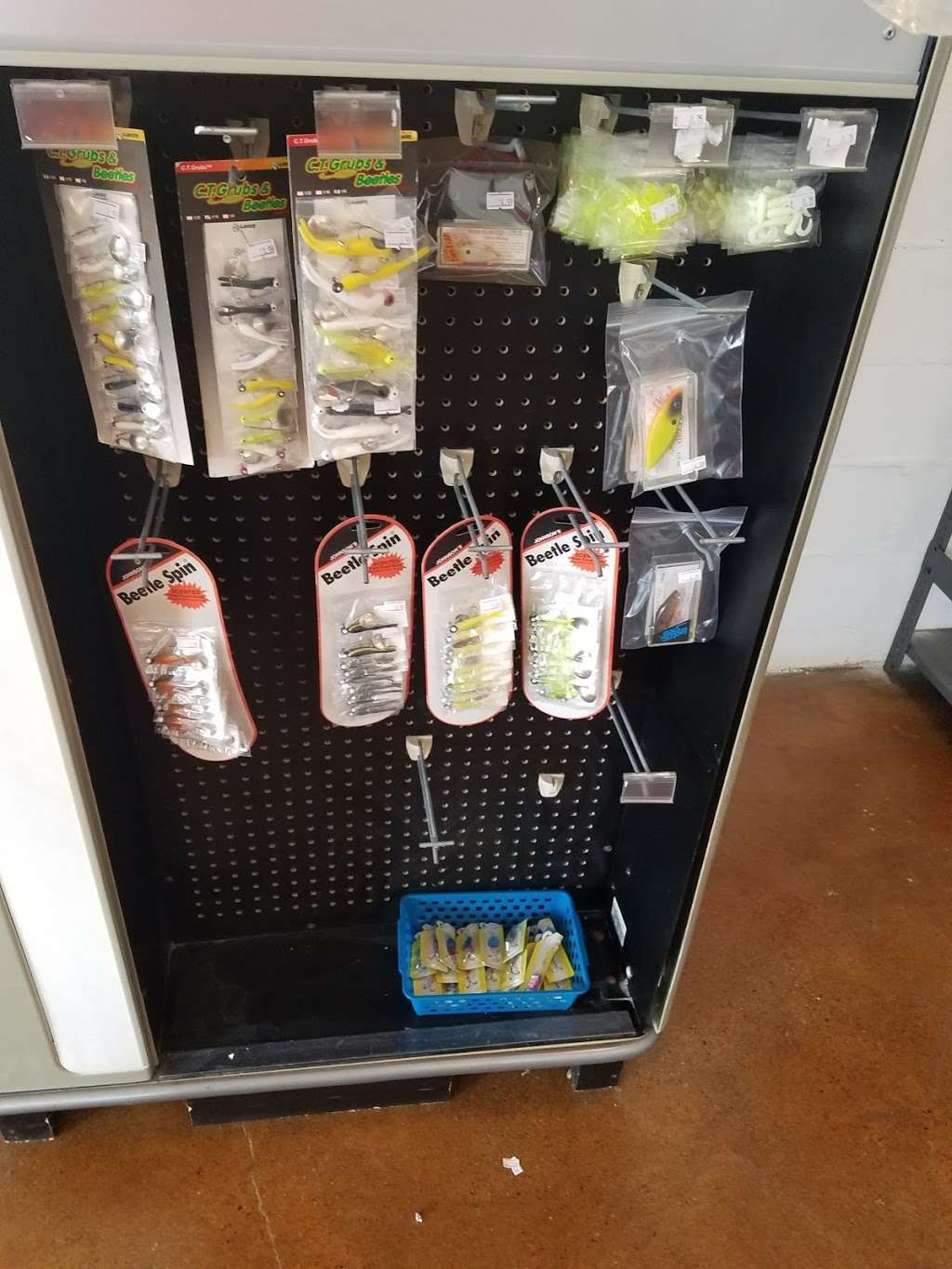 Adams Outdoors Bait, Tackle, & More! | 101 N 2nd Ave, Beech Grove, IN 46107, USA | Phone: (317) 671-9029