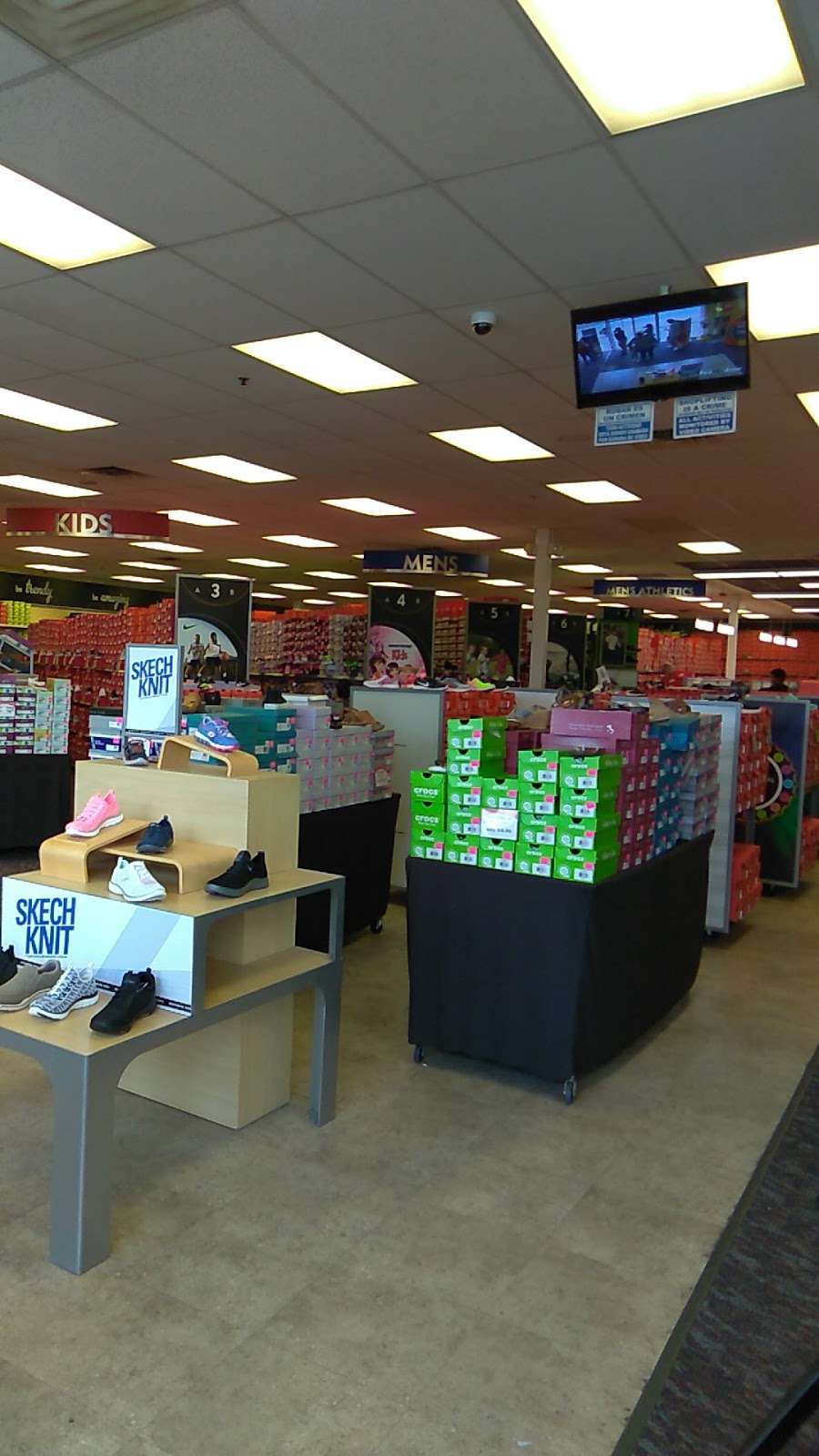 Shoe Carnival | 10609 E Washington St, Indianapolis, IN 46229, USA | Phone: (317) 890-9520