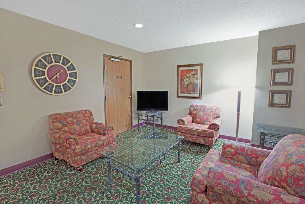 Super 8 by Wyndham Richmond | 11200 US-12, Richmond, IL 60071, USA | Phone: (815) 217-2392