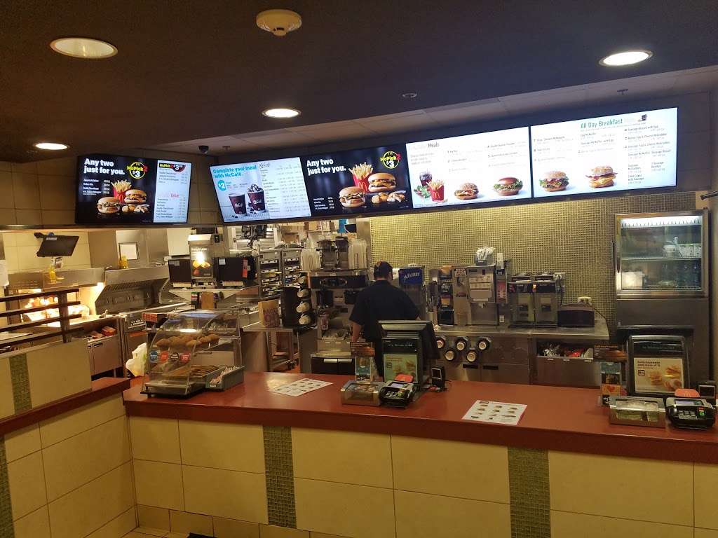 McDonalds | 190 Hansen Blvd, North Aurora, IL 60542, USA | Phone: (630) 907-9401