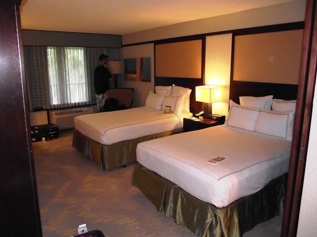 DoubleTree by Hilton Hotel Orlando at SeaWorld | 10100 International Dr, Orlando, FL 32821, USA | Phone: (407) 352-1100