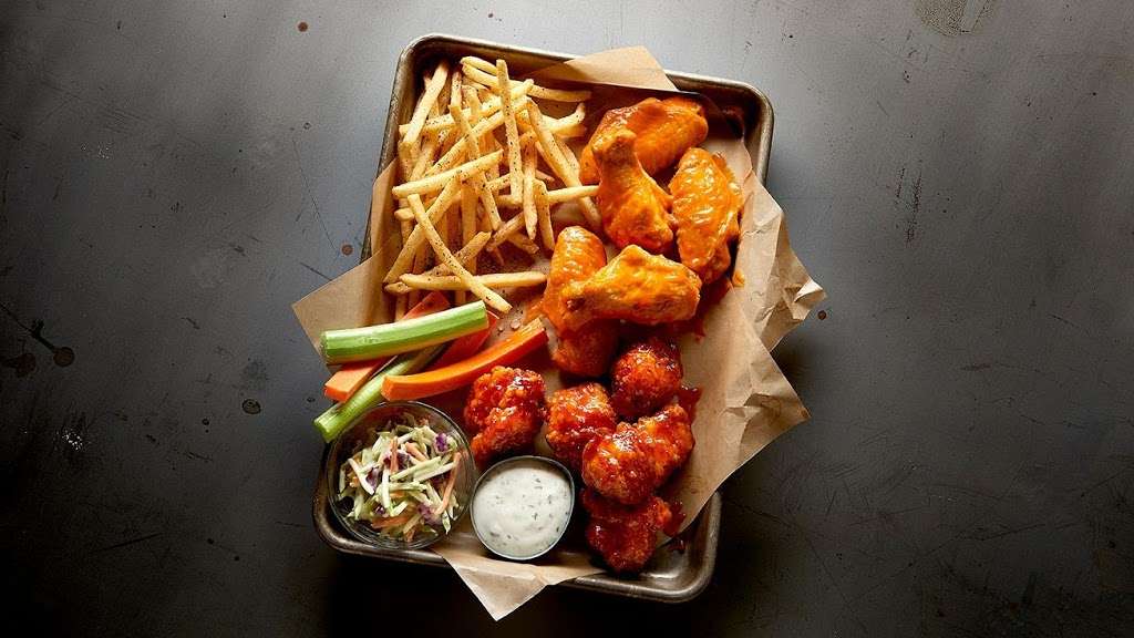 Buffalo Wild Wings | 470 Harmon Meadow Blvd, Secaucus, NJ 07094, USA | Phone: (201) 348-0824