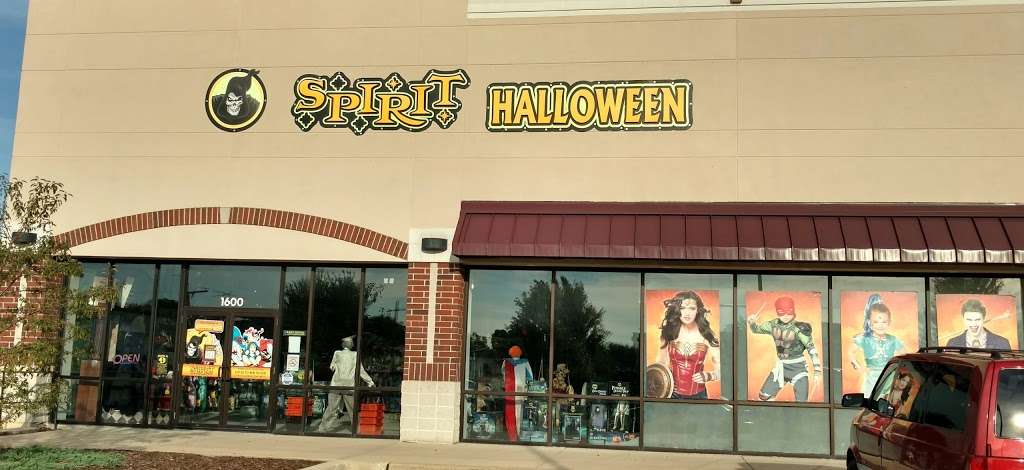 Spirit Halloween | 3392 Shoppers Dr, McHenry, IL 60051, USA | Phone: (866) 586-0155
