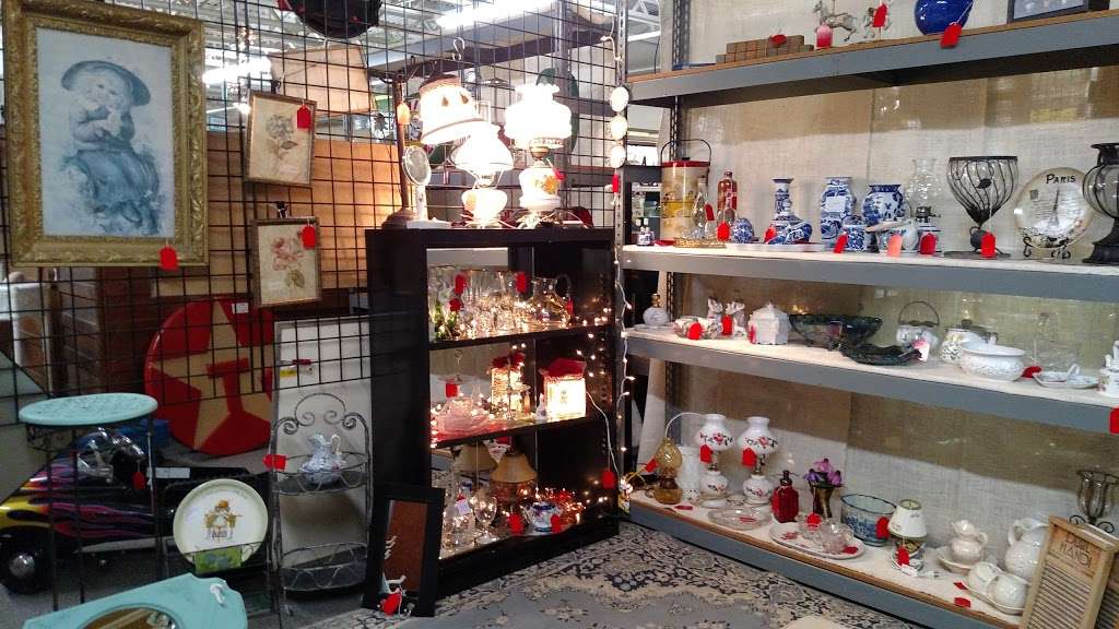 Happy Rock Antiques | 100 NW 72nd St, Gladstone, MO 64118, USA | Phone: (816) 569-0949