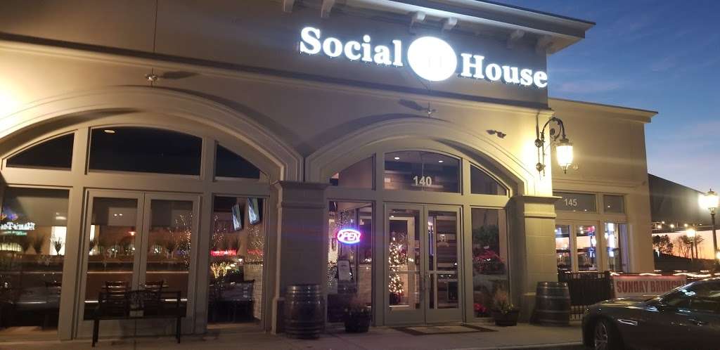 Social House Kitchen & Tap | 42841 Creek View Plaza #145, Ashburn, VA 20148, USA | Phone: (571) 291-3525