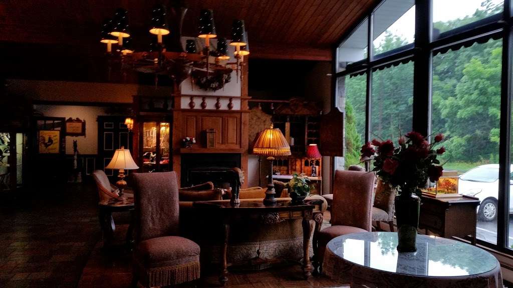 Crescent Lodge & Country Inn | 5854 Paradise Valley Rd, Cresco, PA 18326, USA | Phone: (570) 595-7486