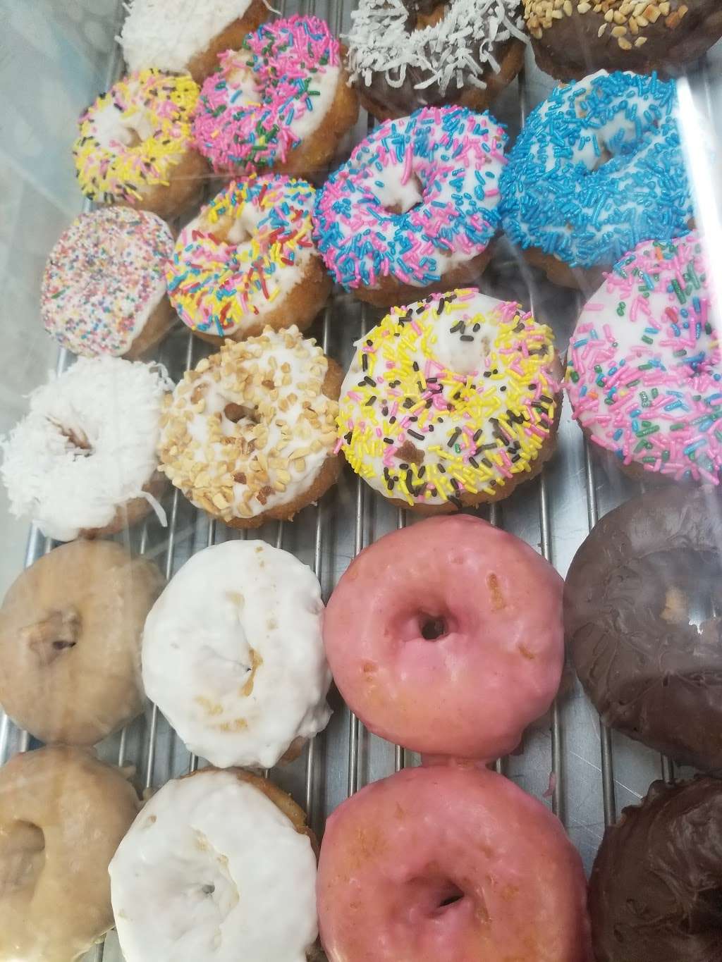 Big Johns Donuts | 1516 W Willow St, Long Beach, CA 90810, USA | Phone: (562) 427-4613