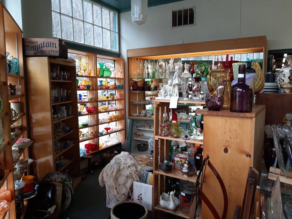 Berkeley Springs Antique Mall | 7 Fairfax St, Berkeley Springs, WV 25411, USA | Phone: (304) 258-5676