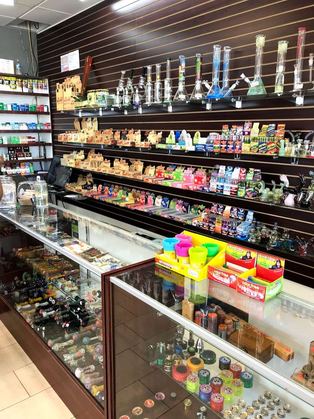 Latinos Smoke Shop | 4444 W Illinois Ave suite 109, Dallas, TX 75211, USA | Phone: (469) 570-2804