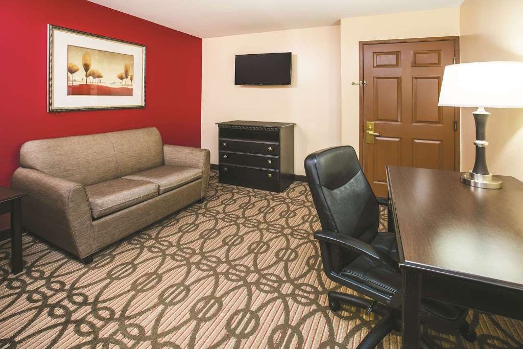 La Quinta Inn & Suites by Wyndham Dallas Mesquite | 118 East, US-80, Mesquite, TX 75149, USA | Phone: (972) 216-7460