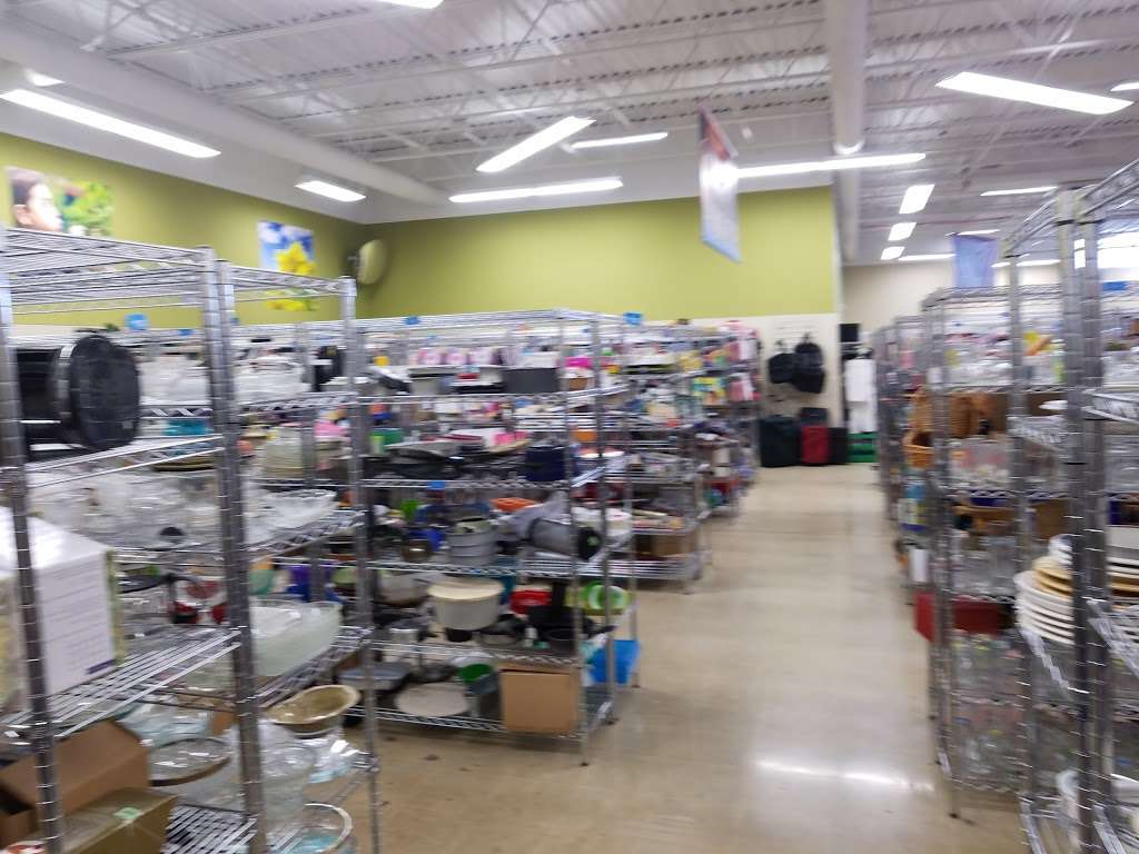 Goodwill Store & Donation Center in Evanston | 1916B Dempster Street, Evanston, IL 60202, USA | Phone: (847) 905-1202