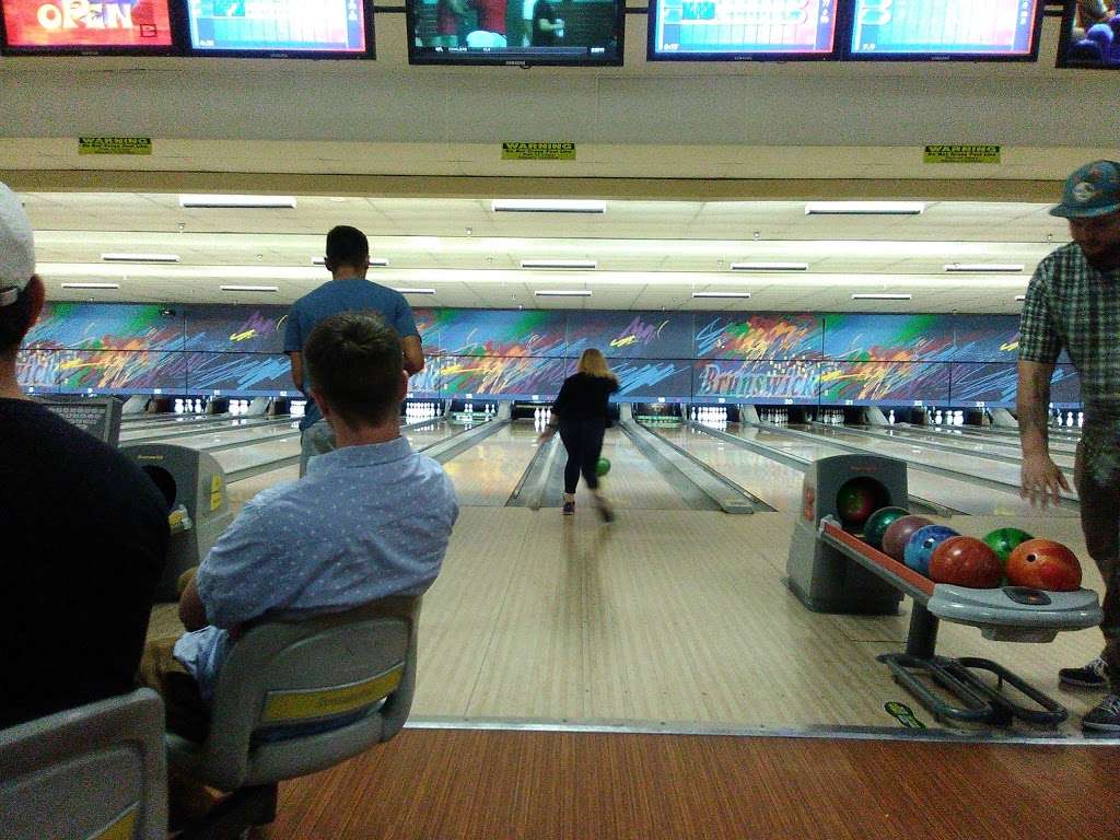 Bowlero Murrieta | 40440 California Oaks Rd, Murrieta, CA 92562, USA | Phone: (951) 698-2202