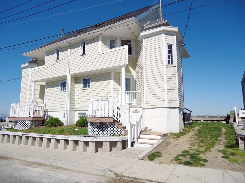 New York City Waterfront Vacation Rentals | 937 Shad Creek Road, Broad Channel, NY 11693, USA | Phone: (917) 346-9539